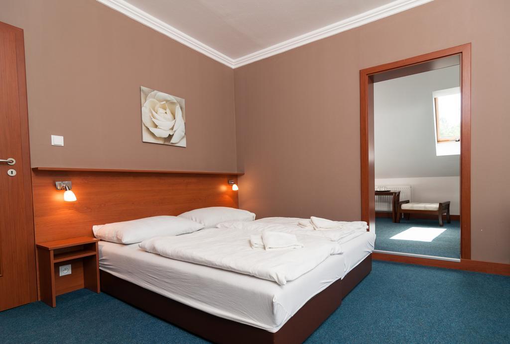Hotel Radejov Knezdub Eksteriør bilde