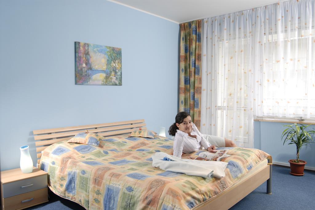 Hotel Radejov Knezdub Eksteriør bilde