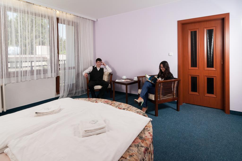Hotel Radejov Knezdub Eksteriør bilde