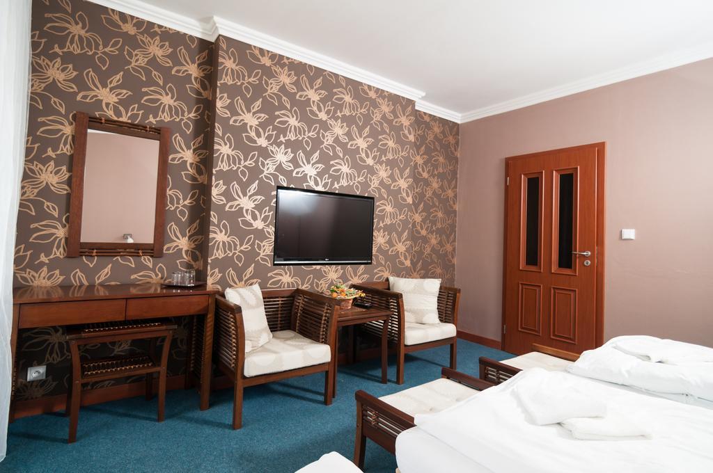 Hotel Radejov Knezdub Eksteriør bilde